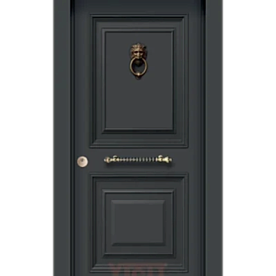 Klasik koyu renkli çelik kapı, aslan başlı tokmak ve dekoratif detaylar