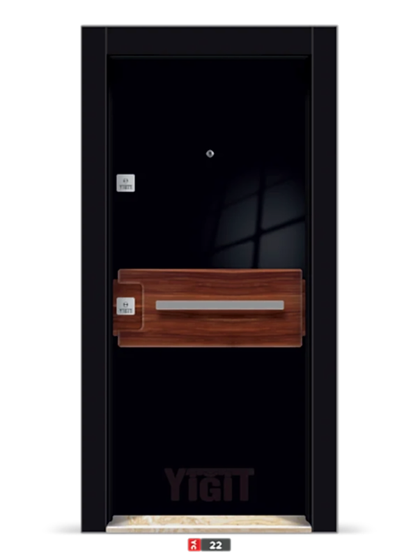 Siyah çelik kapı, yatay ahşap panel ve kulplu